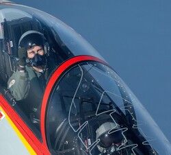 Su Majestad el Rey durante su vuelo en el E.27 Pilatus